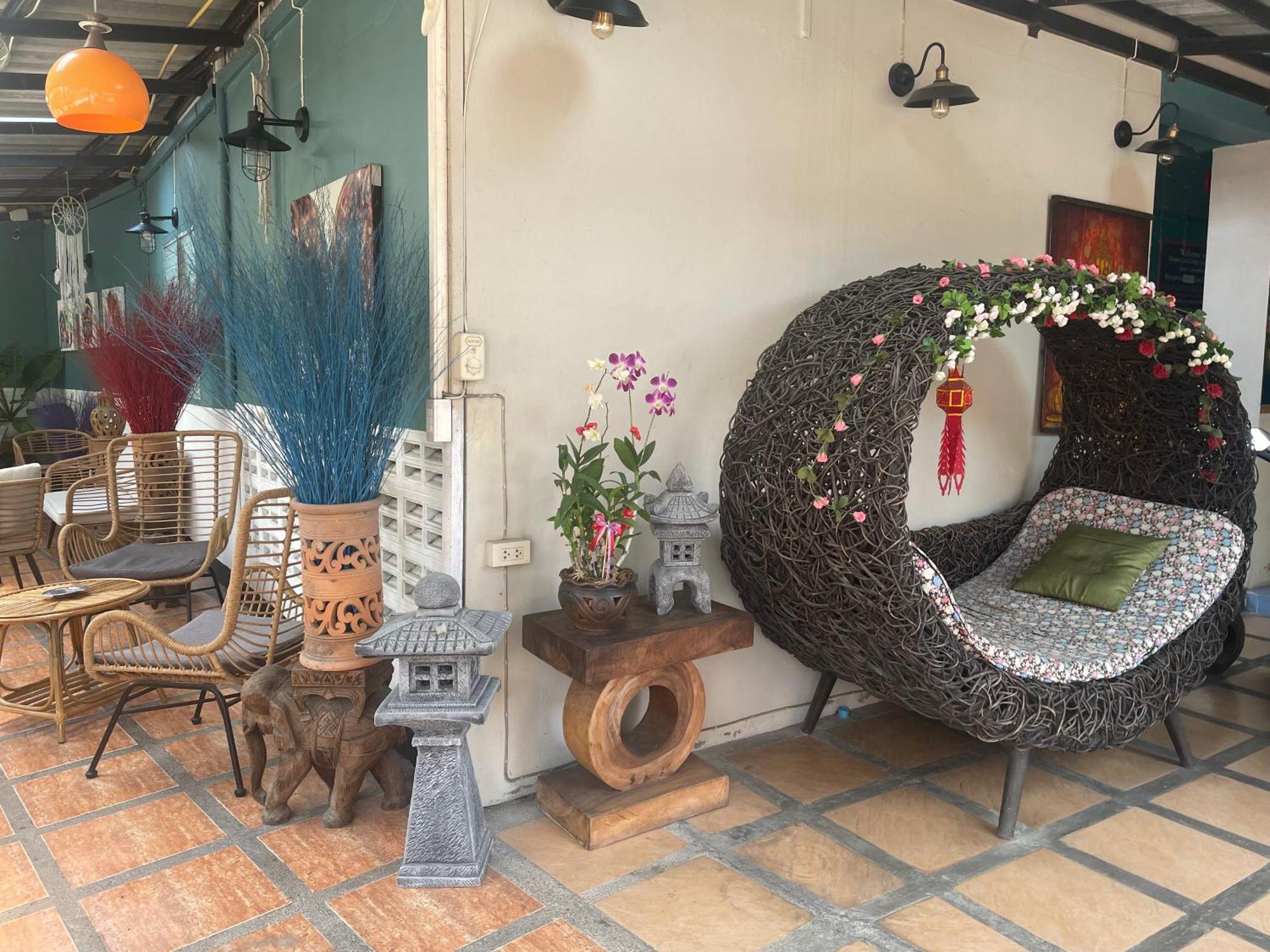 Thapae Gate Lodge Чиангмай Экстерьер фото